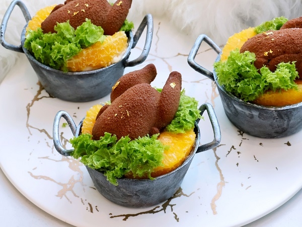 呼應聖誕節，台中日月千禧酒店推出造型逗趣的火雞蛋糕。（圖片來源：台中日月千禧酒店）