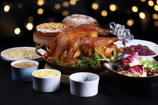 高雄萬豪酒店一樓M烘焙坊推出的禮籃，從主餐到沙拉、甜點一應俱全。（圖片來源：高雄萬豪酒店）