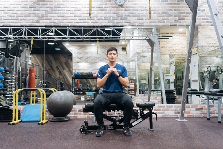 步驟二：深蹲姿勢，緩慢坐下，過程中核心要收緊，再從腳跟發力站起。（圖片來源：影巷26號攝）