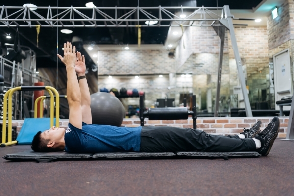 步驟一：平躺後，雙手舉高與身體垂直。（圖片來源：影巷26號攝）