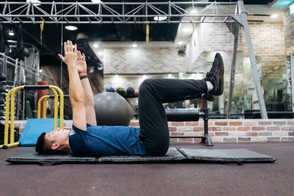 步驟二：雙腳屈膝舉起呈90度。（圖片來源：影巷26號攝）