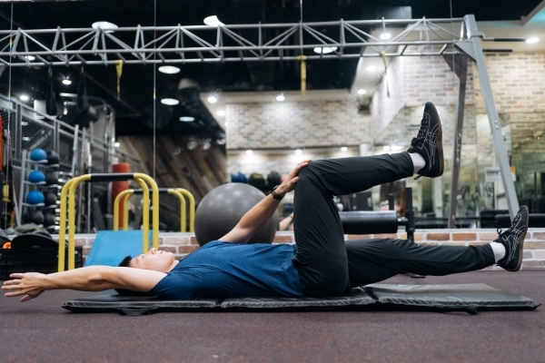 步驟四：過程中保持核心穩定，重複15-20下，再換邊訓練。（圖片來源：影巷26號攝）