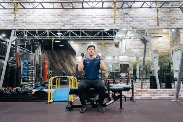 步驟三：利用髖關節帶動臀部向後深蹲。（圖片來源：影巷26號攝）