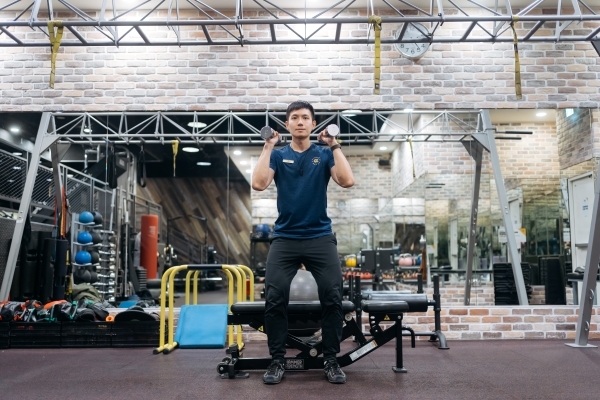 步驟四：腳跟踩穩、用臀部和大腿力量站起。（圖片來源：影巷26號攝）