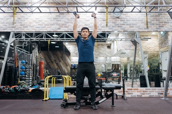 步驟五：站起的同時雙手向上做肩推。（圖片來源：影巷26號攝）