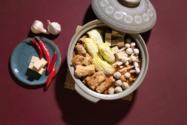 嘉義福容voco酒店將在地名產砂鍋魚頭改良研發出「古法砂鍋菜湯」冷凍包，在家即可享用暖心湯品。（圖片來源：嘉義福容voco酒店）