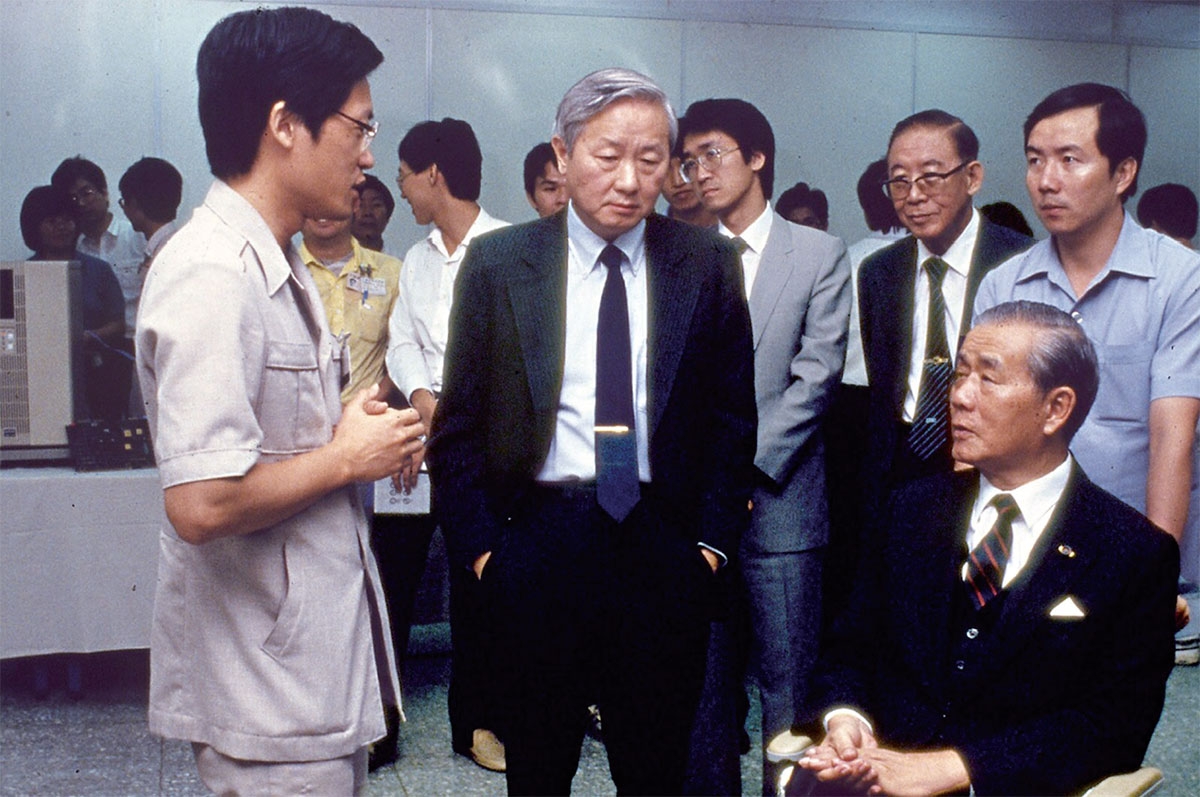 時任院長張忠謀(中站立者)、電子所所長史欽泰(左一)