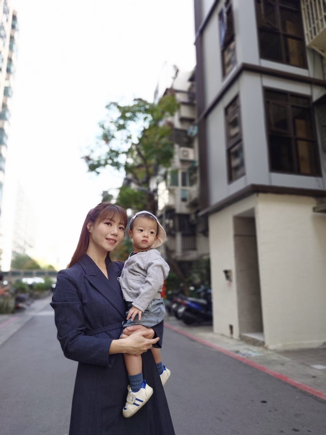 因為每天抱娃推車爬樓，譚伊倫下定決心為安全與便利出面號召鄰居，帶動富台社區整建。