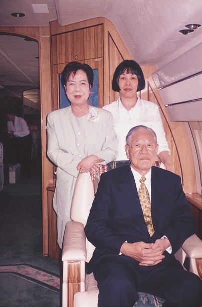2001年李登輝卸任總統後拜訪康乃爾大學，朱素心也同行，並與李登輝、李曾文惠在私人飛機內合影。（圖片來源：東美文化）