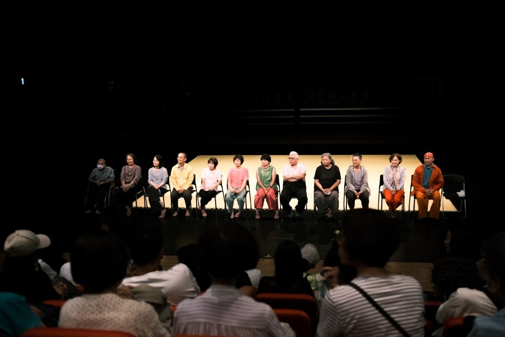 《巴巴啦吧巴吧》（Parkindance）為台灣少有以巴金森氏症為主題的舞作，由驫舞劇場藝術總監陳武康和巴金森氏症患者、長期照護者、患者與病友共同創作。（圖片來源：劉彥成）