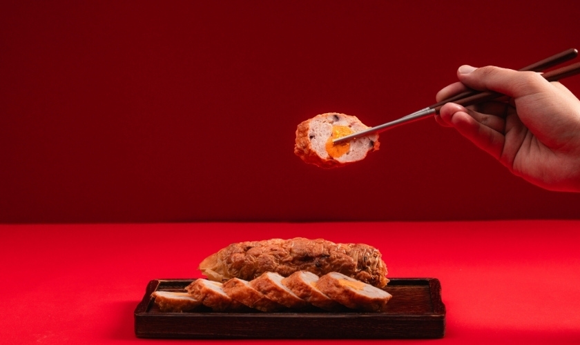 酥香包裹整顆烏魚卵的烏金天婦羅為年節餐桌的金色焦點。圖片來源：魚香涎