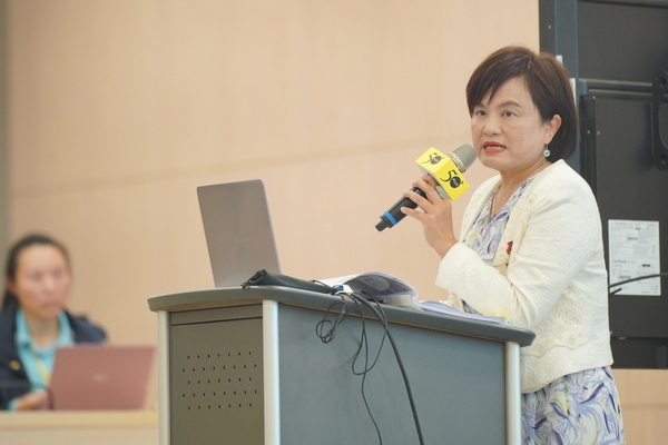 《50+》「預立遺囑實作課」再度邀請第一國際法律事務所律師余淑杏主講。（圖片來源：日日寫真攝）