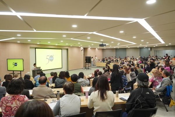 《50+》「預立遺囑實作課」好評加開場受到學員歡迎，全場座無虛席。（圖片來源：日日寫真攝）