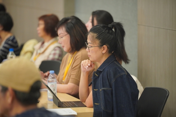 《50+》學員專心聽講。（圖片來源：日日寫真攝）