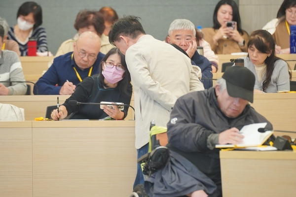  《50+》學員練習時，第一國際法律事務所主任陳議雄替學員解惑。（圖片來源：日日寫真攝）