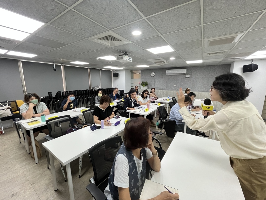 陳郁馨老師在課堂上引領學員觀察自我內心，進而書寫具有抒發意義的文字。