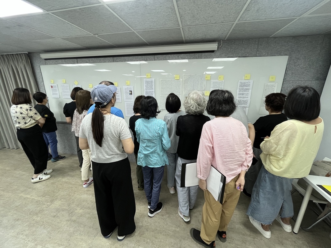 課程中藉由觀摩其他學員的作品，觀察與學習寫作技巧的結構，並彼此分享生命的故事。