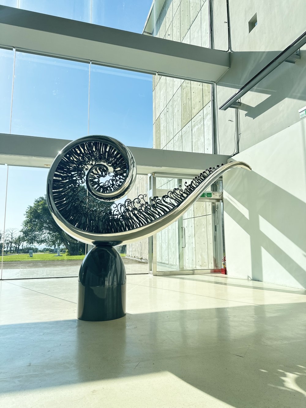 彭雅美以蕨類植物為靈感的大型鋼材雕塑作品。她認為，蕨類在大自然雖是卑微存在，卻充滿生命力。（圖片來源：彭雅美）