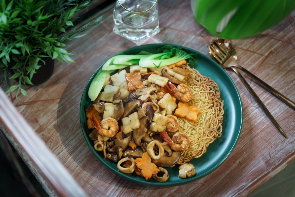 金黃酥脆的麵底，淋上職人造波拉麵豚骨風味醬，再鋪滿滿海味，香酥可口。