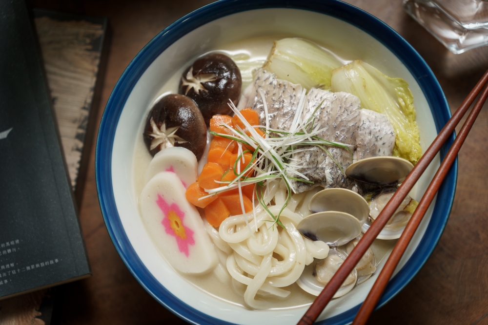 濃郁魚白湯頭，搭配滑順彈潤的烏龍麵條，暖心又療癒。