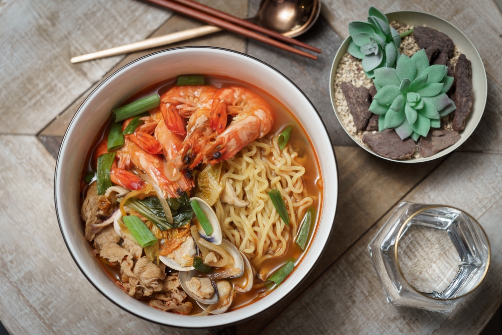 炒碼麵作法簡單快速，備妥喜歡的肉類與海鮮，立馬享受韓國道地美味。