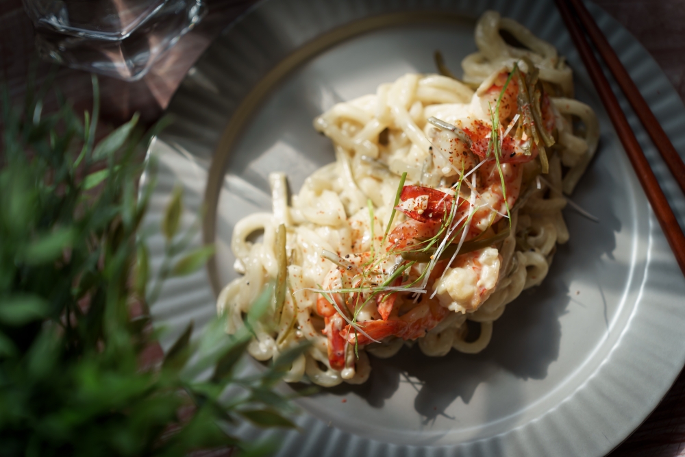 義式風情的奶油麵搭配鹹香辛辣的剝皮辣椒，口味獨特又富層次。