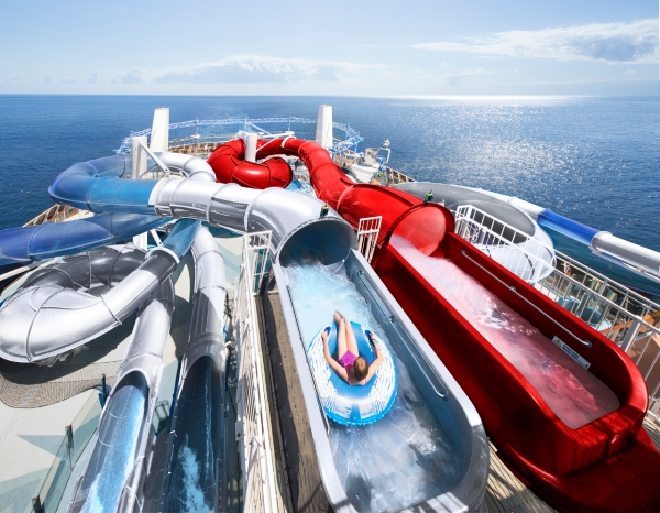 船上準備了多樣化的刺激設施，讓年輕一輩也能盡情揮灑活力。