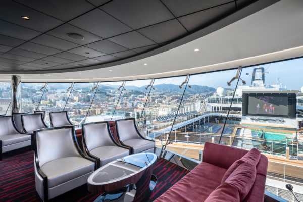 榮耀號採明亮開放的現代設計與通透空間，讓旅客無論在何處，都能享受海上第一排的絕美視野。