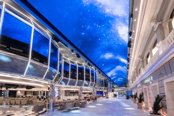 80米LED天幕長廊，會根據特定主題變換圖案，展現出新一代郵輪的豪華質感。