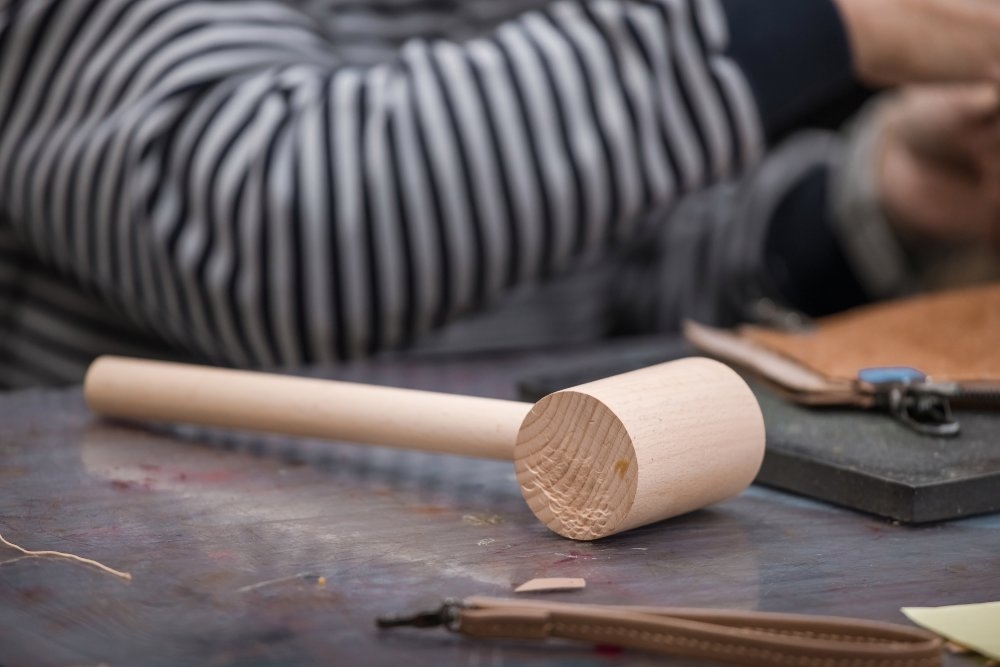 從木槌底部的痕跡，可以想見敲擊時需要一點力道。（圖片來源：孫百毅攝）