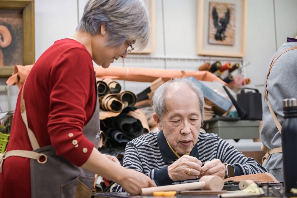 雖已70歲，高永豐仍有好眼力，穿針引線難不倒他。（圖片來源：孫百毅攝）