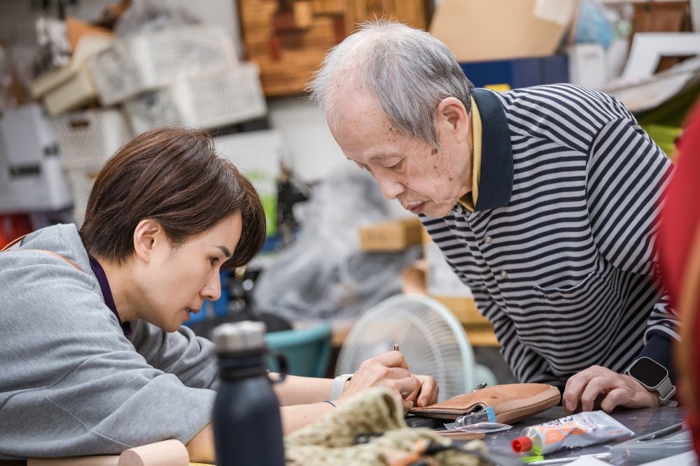 指導老師Peggy說，高永豐做包包時非常認真。（圖片來源：孫百毅攝）