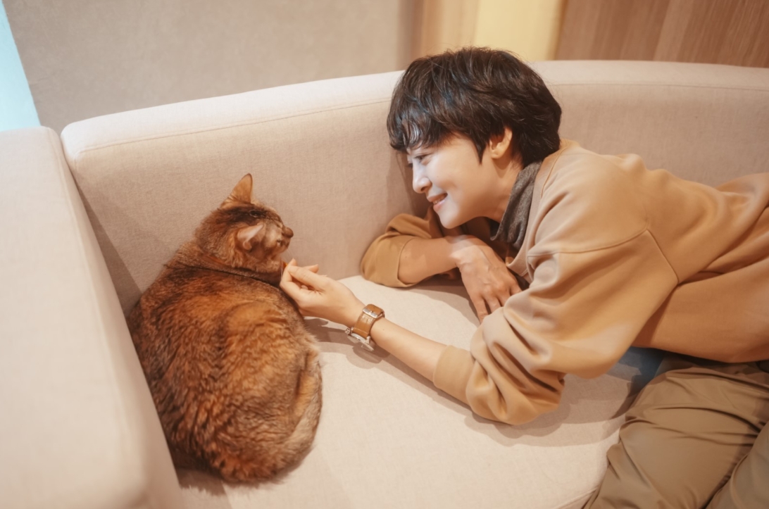 張婉柔表示，動物雖不會說話，但全身上下都在表達自己，關鍵在於家屬能否看得懂。她笑說：「就像這隻貓咪，牠縮在沙發角落，其實有一點緊張。」（圖片來源：影巷26號攝）