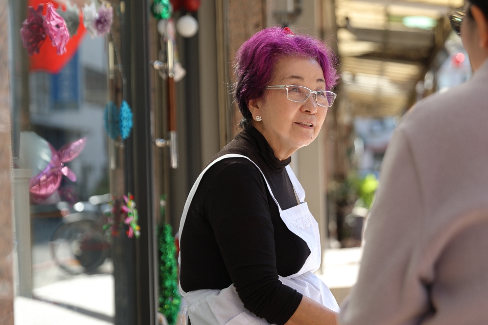 熱愛工作，更挑戰到人生地不熟的國外開店，山本奶奶卻顯得一派輕鬆自在。（圖片來源：吳姍樺攝）