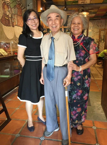 蕭菊貞與父母合影，她認為，中年階段回顧家族故事，特別具有意義。（圖片來源：蕭菊貞）