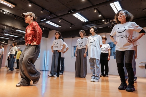 50+學院熟齡美式街舞課授課老師趙于萱是明星周湯豪的編舞老師。靠著長期累積的熟齡授課經驗，現在教授熟齡學員她愈來愈得心應手。（圖片來源：孫百毅攝）