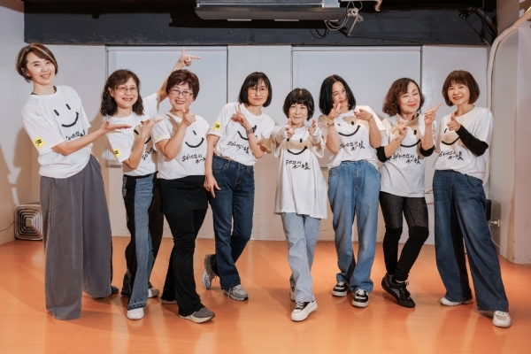 50+熟齡美式街舞課第6期學員一開始相互不認識，熟絡之後培養出好感情，還一起製作班服。（圖片來源：孫百毅攝）
