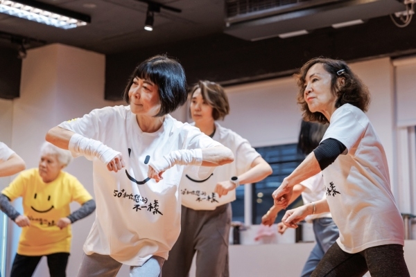 張鳳娟忘情地練習，享受回到小時候般、最純粹的快樂。（圖片來源：孫百毅攝）