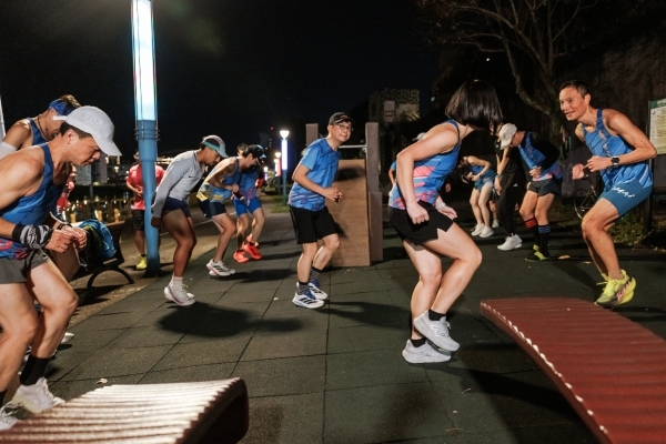 南港慢跑社的成員開跑前，在教練帶領下暖身15分鐘。（圖片來源：孫百毅攝）