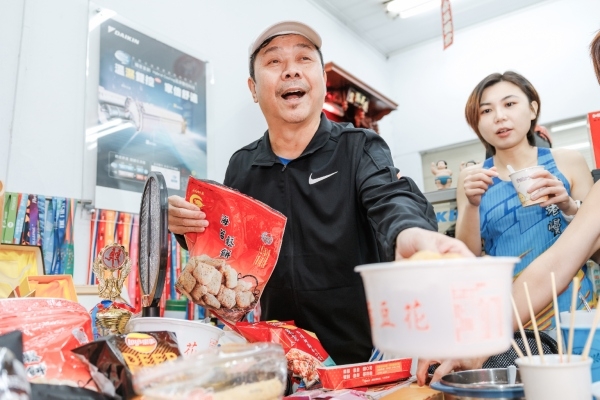 南港慢跑團團長傅宸霖忙著招呼團員享用他精心準備的零食、水果和甜湯。（圖片來源：孫百毅攝）
