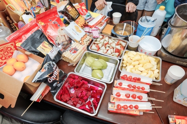 《50+》採訪當日的精選點心是糖葫蘆和苗栗名產垂坤食品的零嘴。（圖片來源：孫百毅攝）