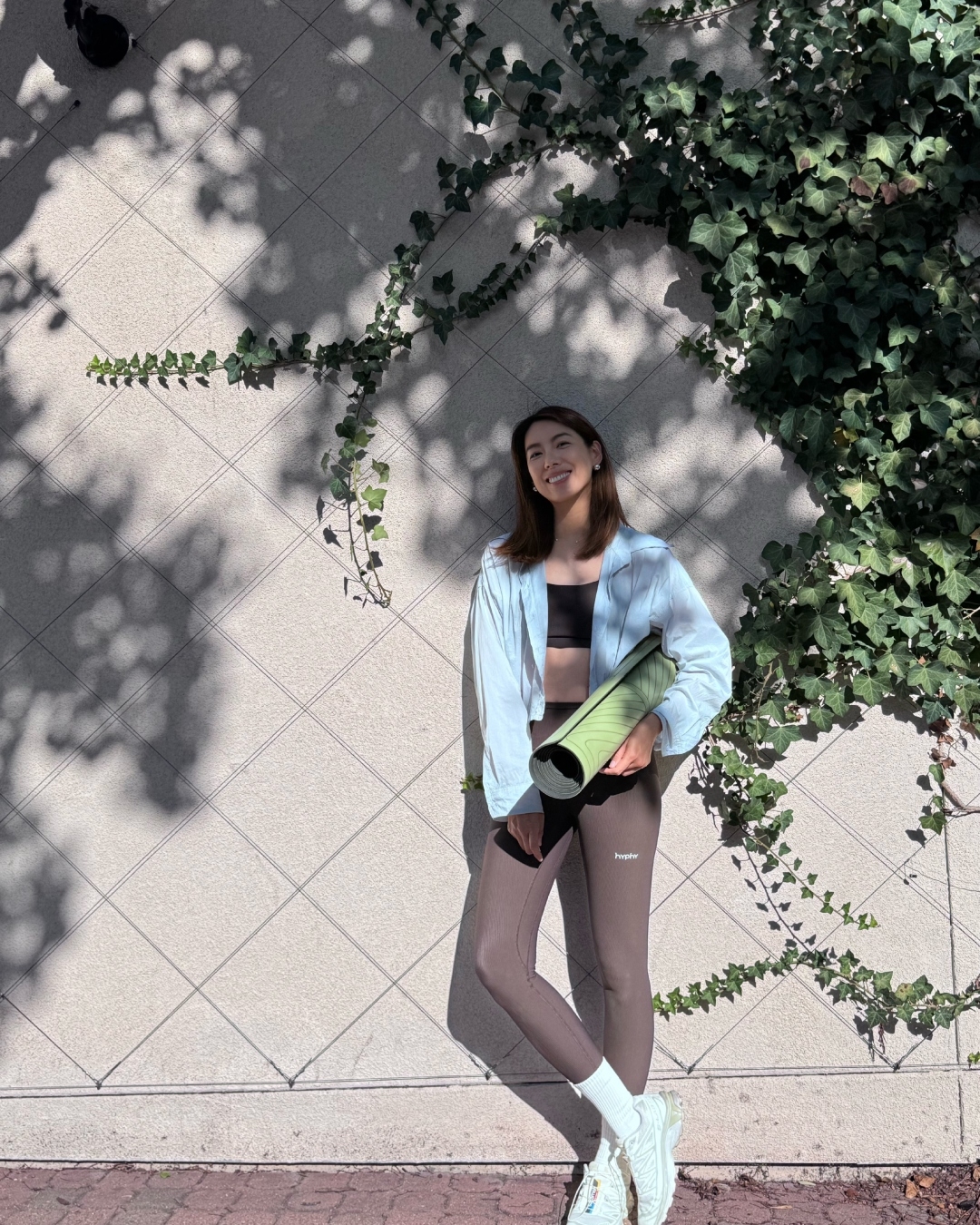 林可彤指出，長襪遮住legging褲腳是近年流行的穿法（圖片來源：林可彤Hopelinfansclub）