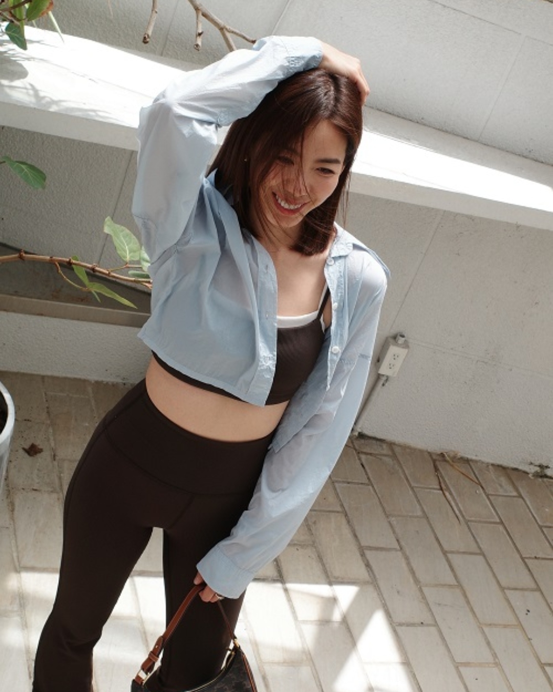 運動內衣加薄外套，避免看起來太單薄，下半身搭配開叉喇叭褲更時尚。（圖片來源：林可彤Hopelinfansclub）