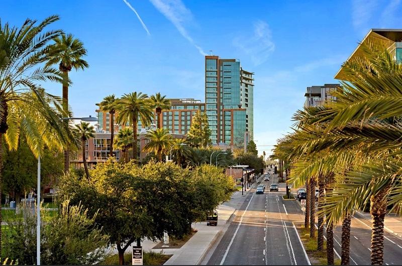 位於美國亞利桑那州立大學校區內的「Mirabella at ASU」，外觀看起來就像一座高級的綜合設施大樓。（圖片來源：Mirabella官網） 