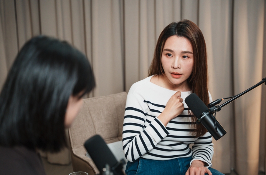 蔡佳芬醫師指出，基因決定基礎，壓力、作息與光老化則影響老化進程。