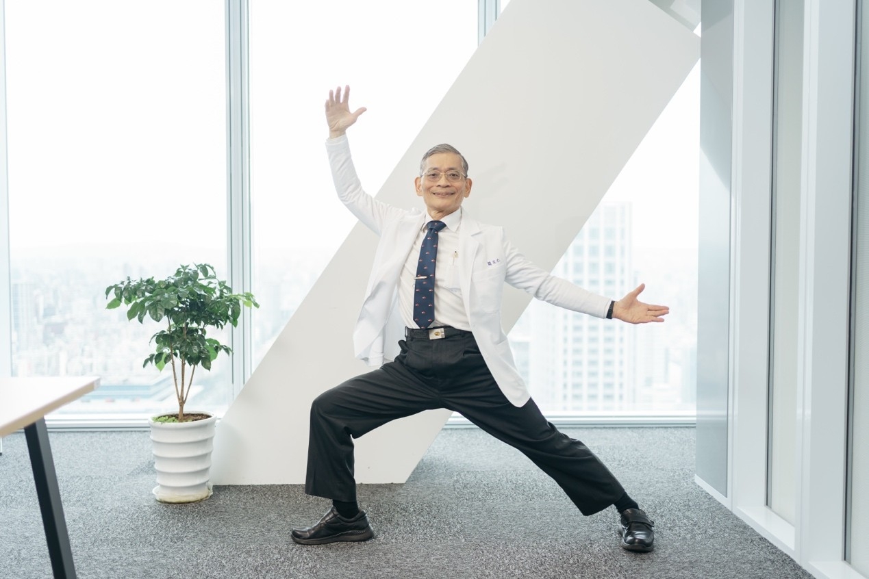 平時在家就可練習「左右弓箭步」交替動作，強化行動力。