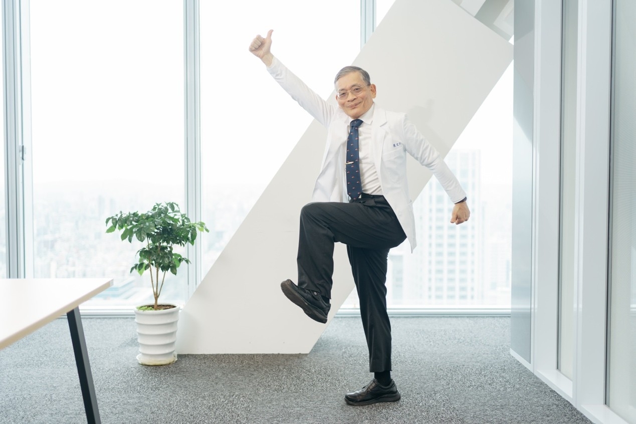 「金雞獨立」10秒後換腳站立，此動作可訓練平衡感、下盤更有力。