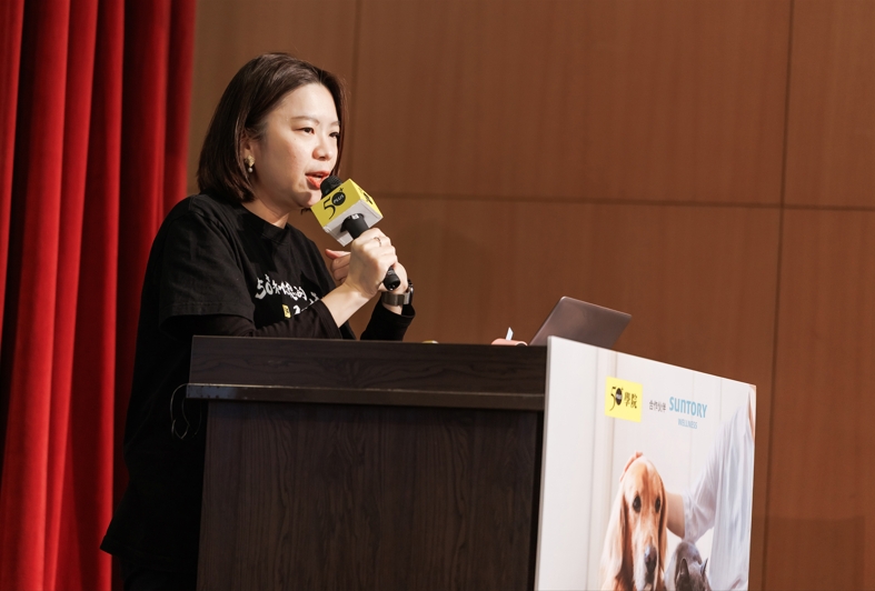 《50+》總編輯兼副執行長王美珍表示，正因為貓狗不會說話，家長更要學習如何幫牠們創造有品質的生活。（圖片來源：孫百毅攝）