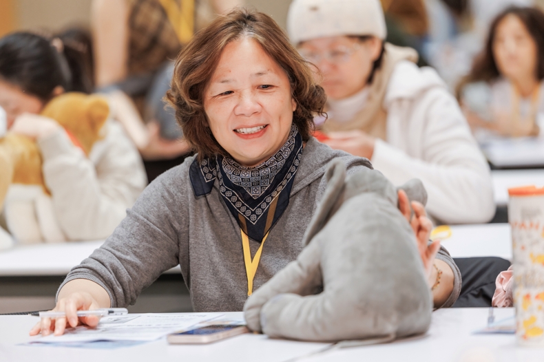 《50+》學院首度舉辦「50+大齡貓狗照顧實戰課」，現場來了近300位毛孩家長，一起學習照顧知識。（圖片來源：孫百毅攝）