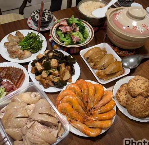 黃素菲親自上菜市場，並為學生一家人煮了一桌豐盛的菜餚。（圖片來源：黃素菲）